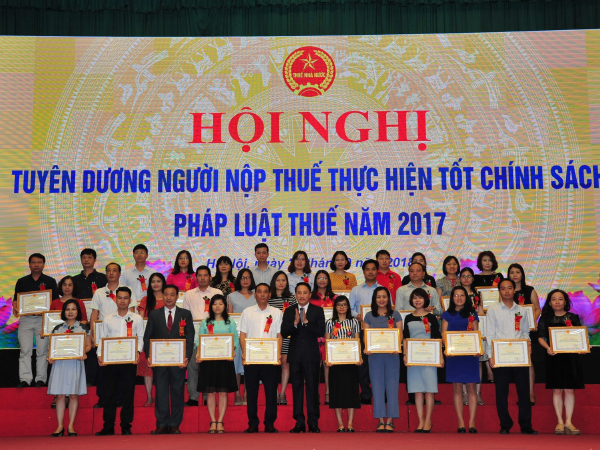 Cục Thuế thành phố Hà Nội tặng giấy khen cho Tổng công ty Máy và Thiết bị công nghiệp - CTCP đã chấp hành tốt chính sách, pháp luật về thuế năm 2017