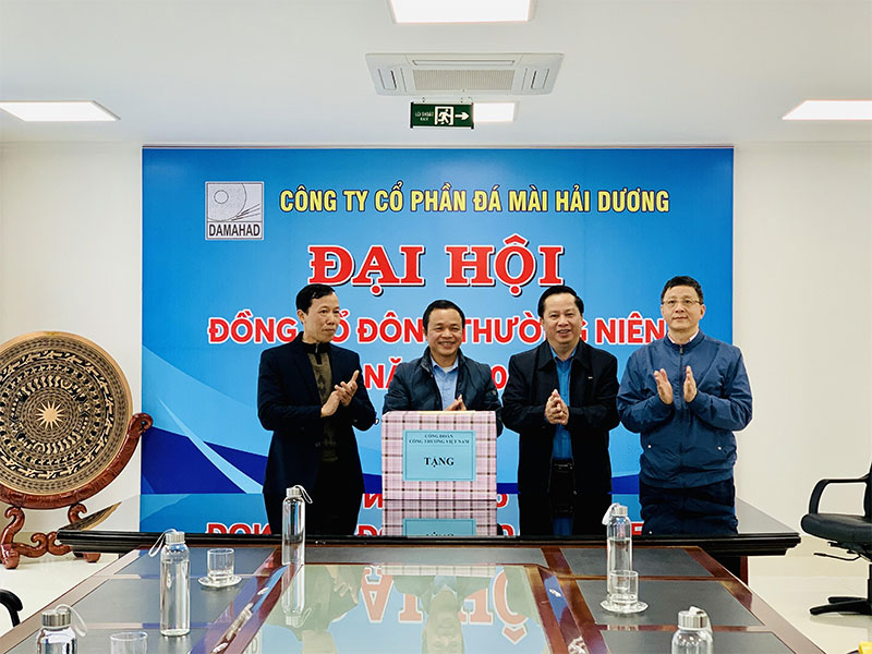 Lãnh đạo Công đoàn Công Thương Việt Nam và Công đoàn Tổng công ty Máy và Thiết bị công nghiệp - CTCP tới thăm và trao quà cho CNLĐ dịp Tết Nguyên đán Tân Sửu năm 2021