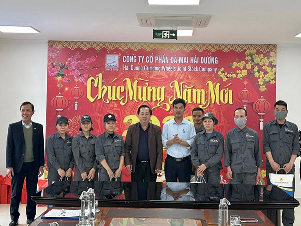 Lãnh đạo Công đoàn Công Thương Việt Nam, Công đoàn Tổng Công ty Máy và Thiết bị công nghệp-CTCP tới  thăm và trao quà cho CNLĐ có hoàn cảnh khó khăn nhân dịp Tết Nguyên đán Quý Mão năm 2023 tại các công đoàn cơ sở