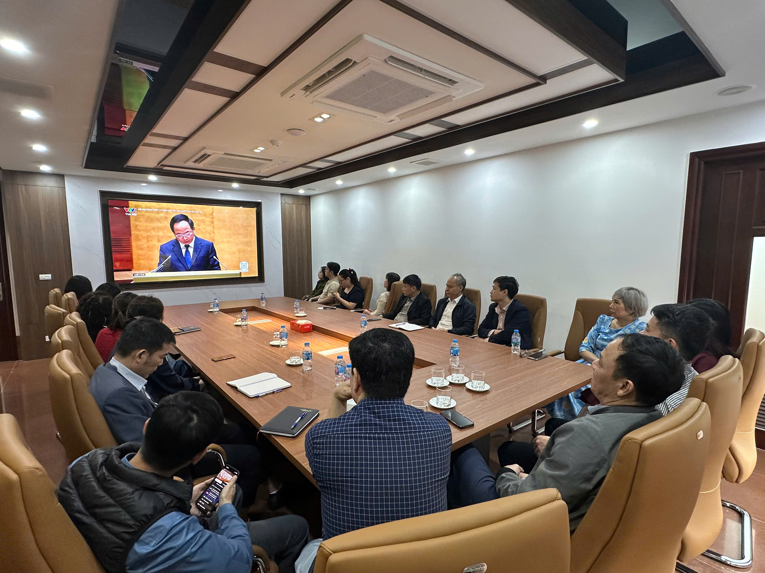 Cán bộ, người lao động MIE tham gia theo dõi truyền hình trực tiếp Hội nghị toàn quốc quán triệt, triển khai thực hiện Nghị quyết số Nghị quyết số 79-NQ/TW và Nghị quyết số 80-NQ/TW của Bộ Chính trị