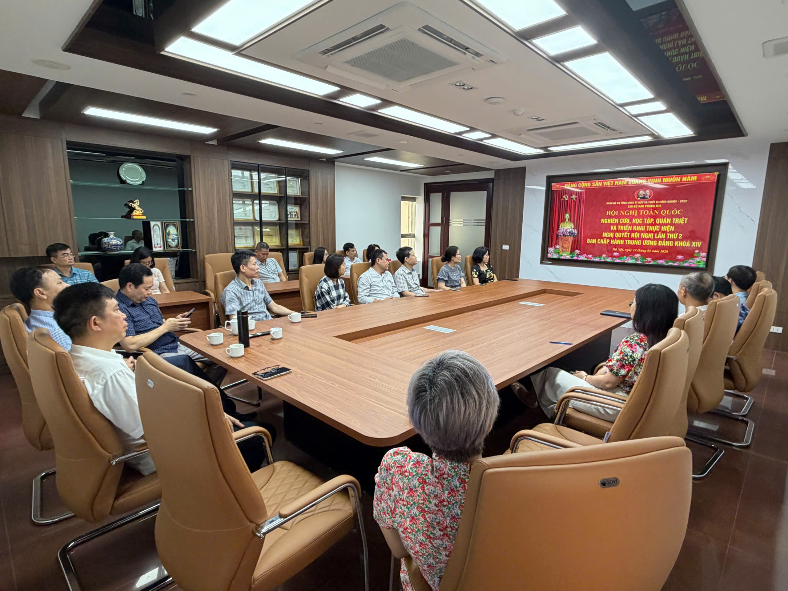 Cán bộ, người lao động MIE tham gia theo dõi trực tuyến Hội nghị toàn quốc nghiên cứu, học tập, quán triệt và triển khai thực hiện Nghị quyết Hội nghị lần thứ hai, Ban Chấp hành Trung ương Đảng khóa XIV